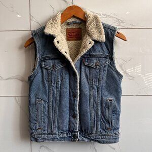 Levi’s Sherpa Lined Cropped Trucker Vest Cutoff